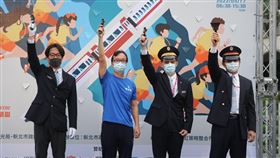 新北市鐵道馬拉松接力賽於今（17）日在福隆開跑，跑者奔馳於群山闊海的雙貢地區。今年也首度有視障跑者參賽，還有全新、重磅的11位跑界神隊友加入，這場頂著三高頭銜，高品質、高樂趣、高人氣，每年皆於跑友間引發熱議。