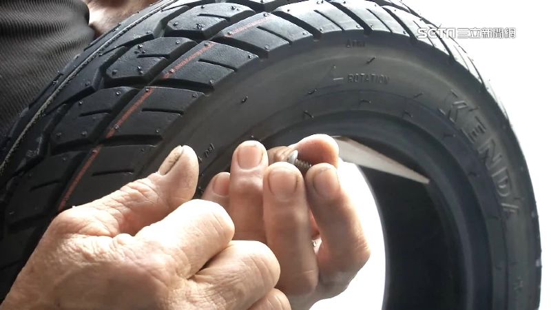 騎車經岡山工業區　發現輪胎遭扎破
