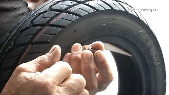 騎車經岡山工業區　發現輪胎遭扎破