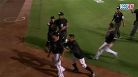  ▲12局下再見高飛犧牲打改判再見觸殺，獅隊教練爆氣遭驅逐出場。（圖／擷取自CPBLTV）