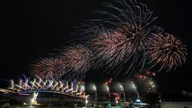 澎湖「花火20」遊行  晚間絢麗煙火秀澎湖縣政府「花火20 陪你遊行」活動16日傍晚熱鬧登場，為25日正式引爆的澎湖國際海上花火節暖身，晚間並施放5分鐘煙火，點亮澎湖夜空。（澎湖縣政府提供）中央社  111年4月16日