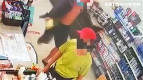 中和阿嬤結帳遭壯漢狠踹 翻攝