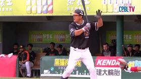▲潘武雄代打向主審要暫停不成，最後卻敲出全壘打。(圖／擷取自CPBL TV）
