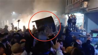 男酒後欲鑽轎底遭阻！持金爐砸轎被逮