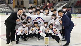 土耳其世界冰球錦標賽 中華隊4勝奪金晉級中華男子冰球隊赴土耳其參加世界冰球錦標賽第3級賽事，過關斬將一連3勝，17日更完封冰島奪金晉級，創隊史最佳戰績。（中華民國冰球協會提供）中央社記者鍾佑貞伊斯坦堡傳真  111年4月18日
