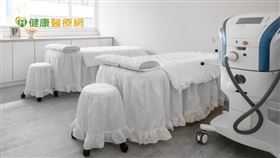 陳瑜芳老師表示，彩衝光是以強脈衝的方式，輸出各種不同波段的光線，在不破壞角質層的前提，打到皮下不同深度，改善多種肌膚問題。