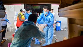 疫情之下 「上海團長」爆紅上海嚴厲封控後，民眾出現買菜難問題。「上海團長」於焉誕生，在社區發起團購，協助居民購買生活物資。圖為9日上海大潤發超市南匯店員工裝載物資。（中新社提供）中央社 111年4月14日