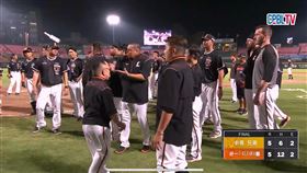 ▲再見高飛犧牲打改判再見觸殺，讓獅隊賽後爆氣包圍裁判抗議。（圖／擷取自CPBL TV）
