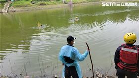 台中女子走進太平台灣潭裡10分鐘不見人影，警消緊急搜尋。（圖／翻攝畫面）