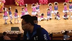 議員,王威元,拜票,跳舞,孩子,家長（圖／翻攝自爆怨公社）