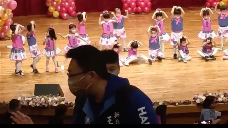 孩子表演「議員台下拜票」　家長氣炸