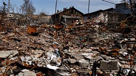 在烏克蘭蘇梅地區的特羅斯蒂亞內茨，人們正在修理房屋屋頂，據居民稱，該屋頂被空中導彈摧毀。（圖／路透社／達志影像）