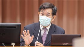 潘文忠赴立院報告備詢教育部長潘文忠18日上午赴立法院教育及文化委員會備詢，回應6至11歲兒童接種莫德納疫苗的緊急使用授權等相關提問。中央社記者鄭清元攝  111年4月18日