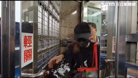 丁小芹步出桃園監獄 翻攝