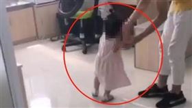 中國小女孩打完預防針的舉動引發討論（圖／翻攝自騰訊網）