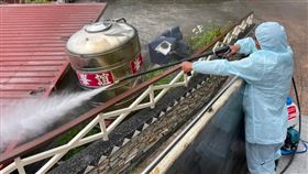 花蓮新增57例確診  秀林鄉環境清消花蓮18日新增57例COVID-19確診，秀林鄉和中部落因有民眾參加宜蘭婚宴染疫，回到部落又參加滿月宴群聚感染，新增11例。圖為縣府環保局加強環境清消。（花蓮縣環保局提供）中央社記者李先鳳傳真  111年4月18日