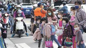 6至11歲兒童施打疫苗時程受矚目（2）COVID-19本土單日新增確診飆破千例，已有首例幼兒重症，衛福部食藥署通過授權莫德納疫苗適用於6至11歲兒童，劑量為成人的一半，完整接種為施打2劑、間隔28天。圖為台北市北投區家長18日送孩子上學過馬路。中央社記者徐肇昌攝  111年4月18日