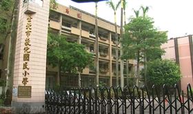 ▲敦化國小 校園 外觀 大門口 黃主任受訪（圖／三立新聞）