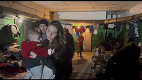 ▲亞述鋼鐵廠地下碉堡內，平民生活環境曝光。亞述營總指揮官丹尼斯呼籲世界各國，協助建立馬立波的人道走廊。地面上遭俄羅斯軍隊不停轟炸的亞述鋼鐵廠。（圖／翻攝自A30B推特）