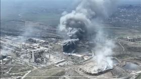 ▲亞述鋼鐵廠地下碉堡內，平民生活環境曝光。亞述營總指揮官丹尼斯呼籲世界各國，協助建立馬立波的人道走廊。地面上遭俄羅斯軍隊不停轟炸的亞述鋼鐵廠。（圖／翻攝自A30B推特）