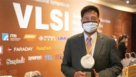 友達董事長暨執行長彭双浪（右）獲頒潘文淵文教基金會ERSO Award，以其推動高附加價值顯示技術，帶動產業升級轉型，獲得高度肯定（圖左頒獎人：潘文淵文教基金會董事長史欽泰）。（圖／友達提供）