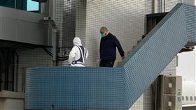 李明哲中國服刑期滿  搭機返台（2）在中國大陸服刑期滿的台灣NGO工作者李明哲（右）15日搭乘廈門航空MF-887班機回台，上午在桃園機場經環宇商務中心通關。中央社記者葉臻攝  111年4月15日