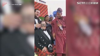 蒙眼猜新娘　新郎緊牽男主持人