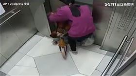 調皮男童手放電梯門旁 下秒發生悲劇遭捲入