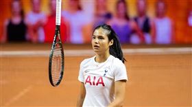 ▲英國網球明星拉杜卡努（Emma Raducanu）穿托特納姆熱刺球衣現身球場。（圖／翻攝自WTA推特）