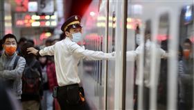 台鐵工會：5/1萬人不加班（1）交通部長王國材15日台灣鐵路工會溝通台鐵改革，但雙方不歡而散。工會表示，上萬員工將響應5月1日不加班。圖為台鐵工作人員15日月台執勤畫面。中央社記者張皓安攝  111年4月15日