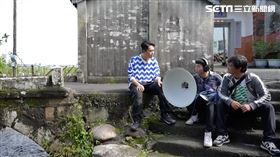 主持人柯大堡在小橋流水旁遇見大茅埔調查團的成員在錄音
