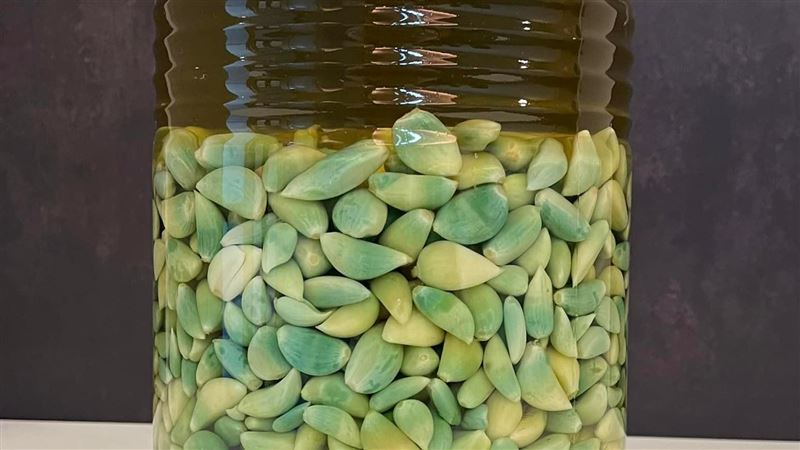 女友泡蒜頭「整桶發綠」內行讚極品