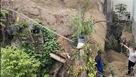 台中某預拌廠擋土牆倒塌  警消搶救台中某處預拌混凝土廠擋土牆19日下午倒塌，1名泰籍男性移工遭重壓，消防局獲報到場搶救，男子救出時無生命跡象，送醫傷重不治。（民眾提供）中央社記者蘇木春傳真  111年4月19日