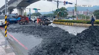 砂石車轉彎廢土狂瀉　占三車道釀回堵