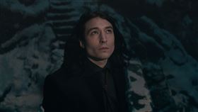 《怪獸與鄧不利多的秘密》伊薩米勒（Ezra Miller）。（圖／華納兄弟提供）