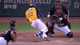 ▲獅左投林子崴極品曲球不但讓打者嚇到倒地，還搶下好球。（圖／擷取自CPBL TV） 