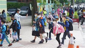 6至11歲兒童施打疫苗時程受矚目（3）衛福部食藥署已通過授權莫德納疫苗適用於6至11歲兒童，後續實際接種模式及接種時程，須交由衛生福利部傳染病防治諮詢會預防接種組（ACIP）定案。圖為18日台北市北投區國小學生上學情形。中央社記者徐肇昌攝  111年4月18日