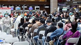 疫情延燒  民眾北車大廳接種疫苗（2）國內20日新增2386例COVID-19本土病例，單日新增首度破2000大關。台北車站疫苗接種站20日下午湧入人潮，民眾依序排隊等候施打疫苗。中央社實習記者陳亮至攝  111年4月20日