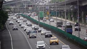 春節連假收假日　國道路況（2）交通部高速公路局6日發布新聞稿表示，上午國道路況大致正常，預估下午壅塞路段為國1、國3及國5共5路段；呼籲連假出外旅遊民眾「南北長途走國3及台61、短途不要上國道、替代道路不用等、請搭乘公共運輸」。中央社記者鄭傑文攝　111年2月6日