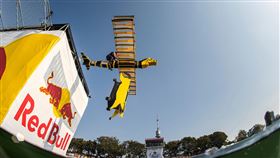 ▲Red Bull飛行日將於台中港舉辦，地表最狂、最滑稽有趣的飛行落水秀將於9月18日展開，上為2021奧地利Red Bull飛行日參賽隊伍。（圖／Red Bull提供）