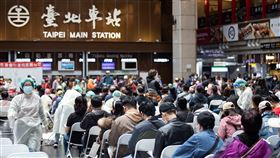 疫情延燒  民眾北車大廳接種疫苗（2）國內20日新增2386例COVID-19本土病例，單日新增首度破2000大關。台北車站疫苗接種站20日下午湧入人潮，民眾依序排隊等候施打疫苗。中央社實習記者陳亮至攝  111年4月20日