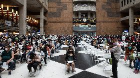 北車接種站打氣旺　民眾就座等打疫苗