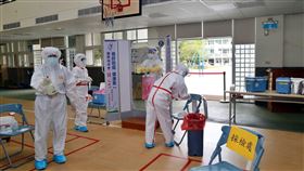 嘉市大同國小1學童確診  88名師生採檢均陰性嘉義市大同國小19日晚間有1名一年級學童及其家長PCR採檢陽性，學校緊急通知同一樓層4個班級及教職員工及安親班的接觸者回學校採檢，市府衛生局20日上午安排醫護進入校園協助採檢，共採檢88人均為陰性。（嘉義市政府提供）中央社記者黃國芳傳真  111年4月20日