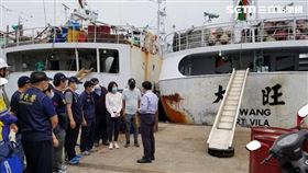 移民署率隊進入大旺號漁船搜索。（圖／翻攝畫面）