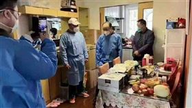 上海市副市長陳通19日前往社區視察物資供應時，一戶民宅的桌上及冰箱堆滿大量食物，加上他視察時雙手一直隱藏在袖子裡，引發大批中國網民質疑這是「擺拍」及懼怕染疫。（圖／翻攝自微博）