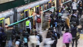 台北市即起不公布足跡、不發細胞簡訊國內疫情持續升溫，台北市長柯文哲20日宣布，由於確診人數激增，讓足跡公布不再具實質意義，即日起將不再公布確診者足跡，同時為簡化疫調程序，也不會再發送細胞簡訊。圖為台北捷運景美站晚間乘車人潮。中央社記者鄭清元攝  111年4月20日