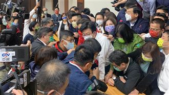 國務機要費排議程！陳玉珍慘摔在地