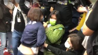 藍綠委爆激烈摔角！陳玉珍被扯到露腰