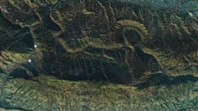 ▲四川雅安的蒙頂山脈一隻麒麟，還有一個戴羽毛頭冠的武士圖案。（圖／Google地球）