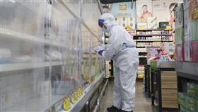 涉及近3千萬人 中國現有22個地方採靜態管理據陸媒財新網統計，截至4月17日，中國共計22個城市或地區正在採取全域靜態管理。圖為3月21日，吉林在實施全域靜態管理下，一家超市的工作人員忙著配貨，滿足居民網上下單的需求。（中新社提供）中央社  111年4月18日